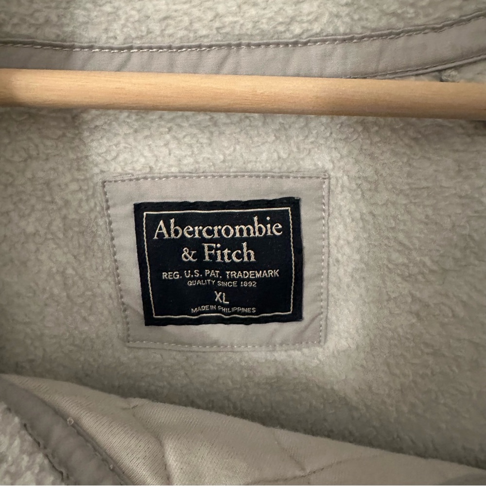 ⭐️ Abercrombie & Fitch | Gray Asymmetrical Quilted Jacket - Picture 5 of 7